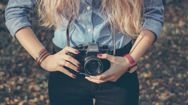 在数字化时代，网络资源的获取方式日益多样化，但同时也伴随着版权与道德的双重挑战。本文将从用户需求、法律边界以及社会影响三个维度，探讨如何理性看待网络内容消费，并倡导健康、合法的信息获取习惯。